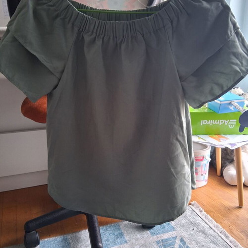H&M blouse pistachio like new with ruffles on sleeves