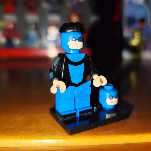 Invincible Mark Grayson Black-Blue Suit figure like new with accessories