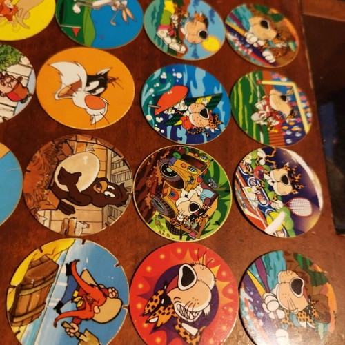 Tasty Tops 23 pieces Chester and Looney Tunes 90s like new