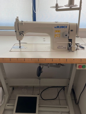 JUKI DDL-8700 Monoveline Sewing Machine like new, direct-drive motor