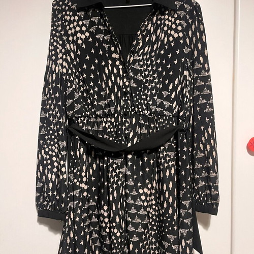 Karla black dress with belt and unique print like new, size L