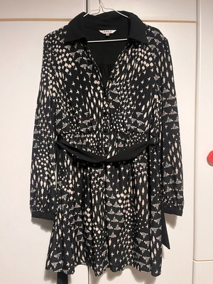 Karla black dress with belt and unique print like new, size L