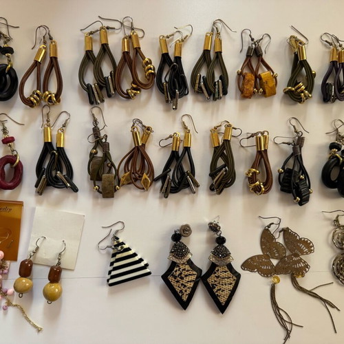 Various earrings like new, pack all together