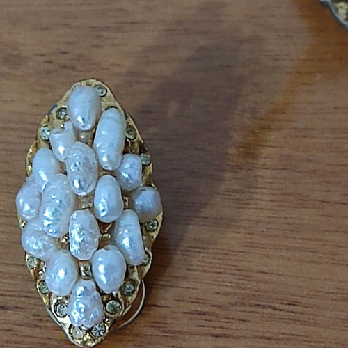 Brooch and earrings with pearls like new
