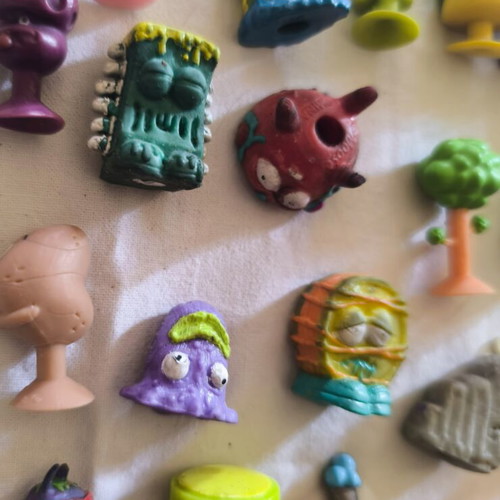 Stikeez Trash Pack figures like new, set of 31 with suction cups