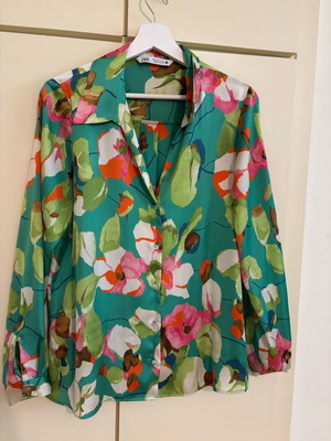 Zara printed shirt medium like new, green