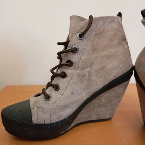 Cleo Gatzeli women's beige suede ankle boots like new