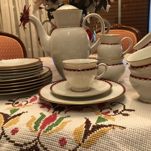 Porcelain serving set like new, 6 plates, cups, jug, sugar bowl, creamer