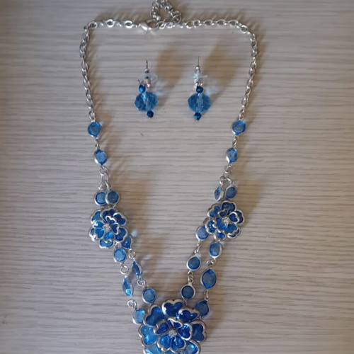 Rose necklace set with earrings blue like new
