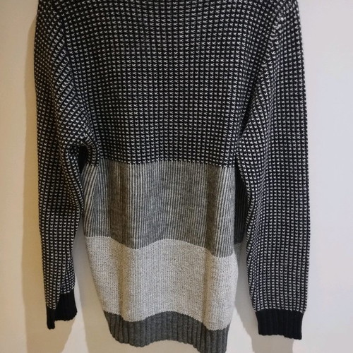 Hamaki-Ho men's sweater used size XL with round neckline