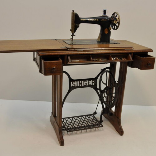 Singer Manufacturing Co. sewing machine like new with cabinet, late 1800s early 1900s