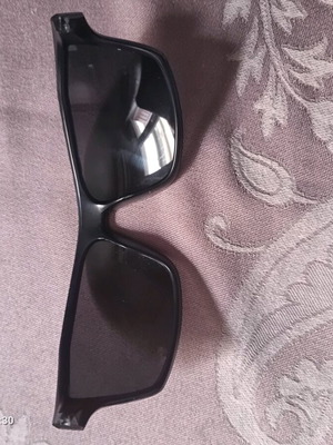 Sunglasses used with broken frame, black