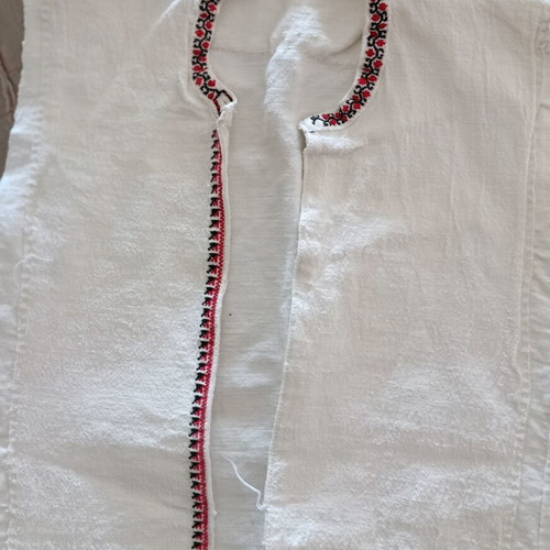 Sleeveless traditional shirt with embroidered neckline