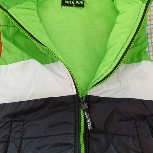 Sleeveless jackets 4 years like new, set of 2 pieces