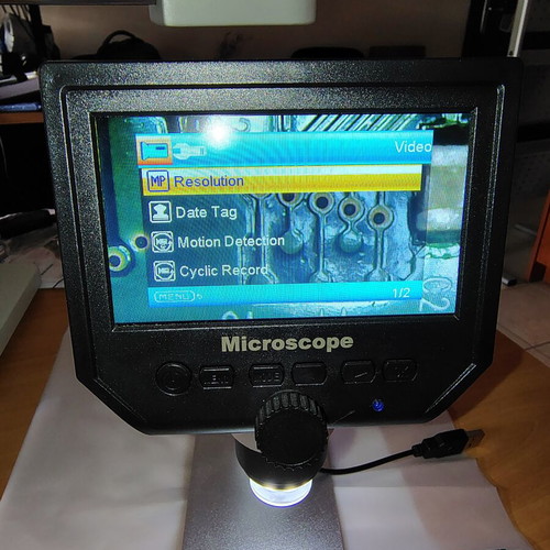 Digital bench microscope with adjustable height and built-in lighting