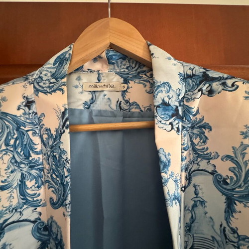Milkwhite blue kimono like new with padding and pouf sleeves