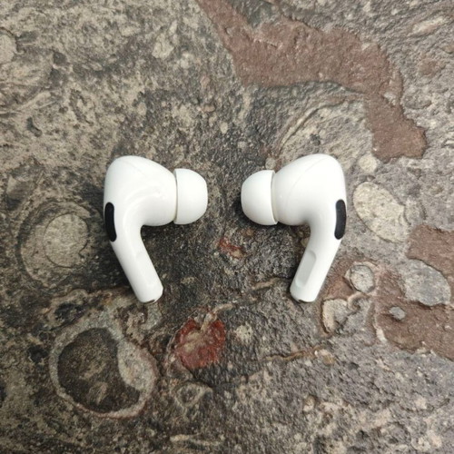 Apple AirPods 1 Pro earbuds