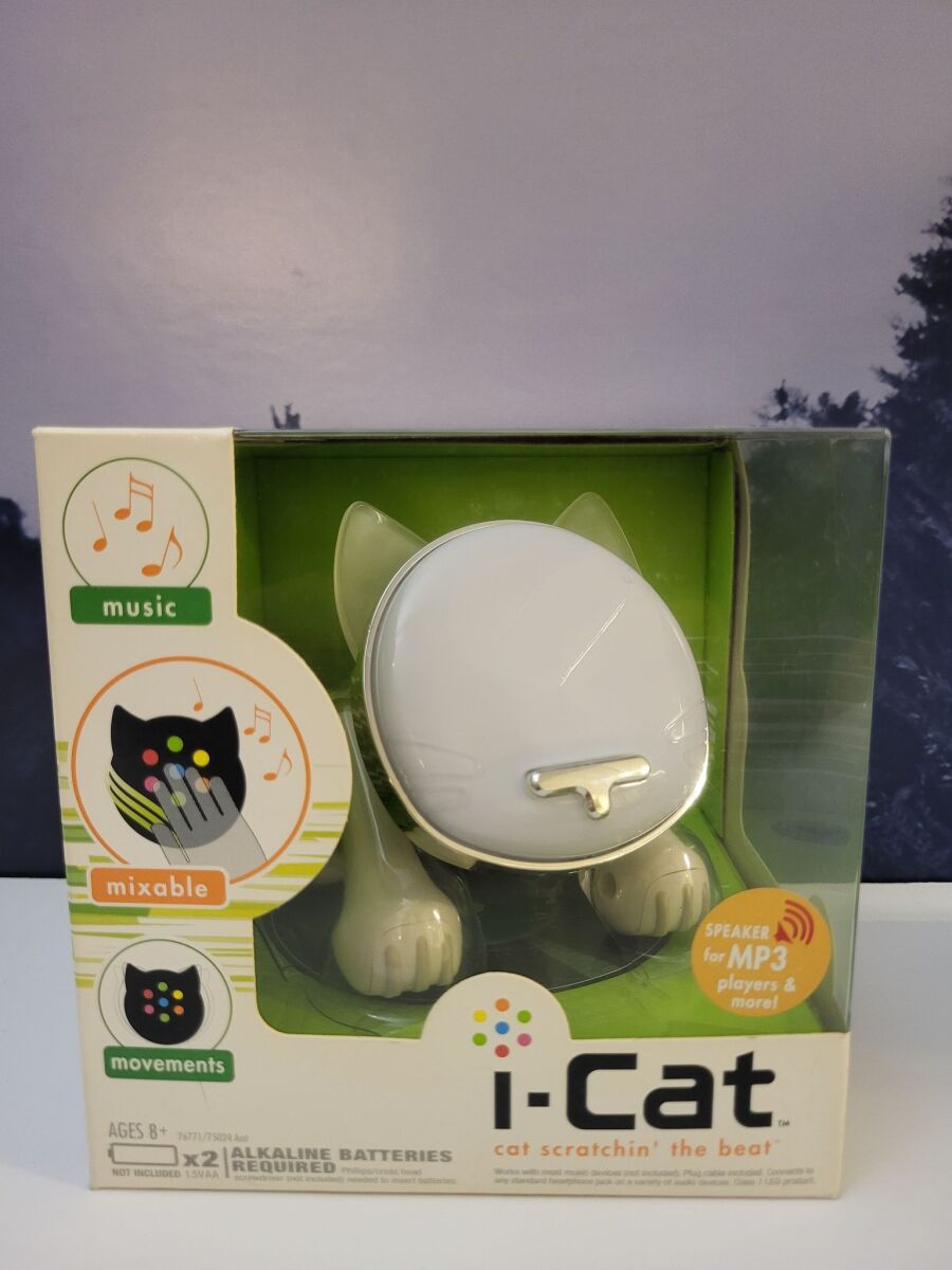 I-Cat Speaker for MP3 players with lights top and moves