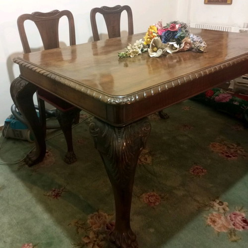 Antique dining table with lion legs and 6 chairs, like new