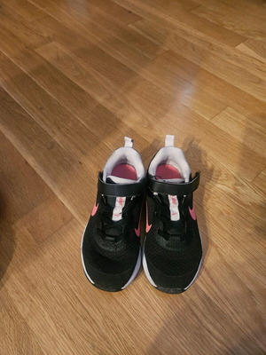 Αθλητικά παπούτσια Nike μεταχειρισμένα Νο 28 για κοριτσάκι