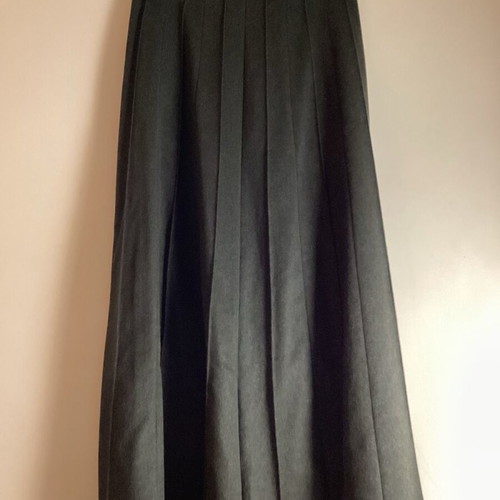 Long pleated skirt in dark khaki wool fabric like new