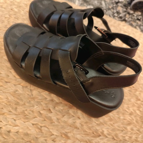 Tamaris wedge leather sandals like new, size 40, black