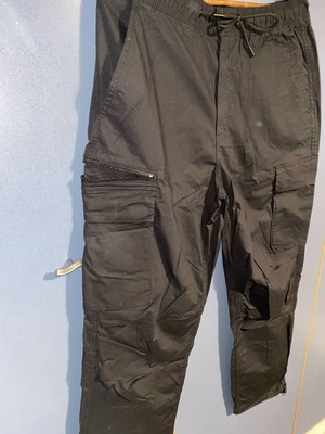Cargo παντελόνι μαύρο H&M μέγεθος M σαν καινούργιο με τσέπες και λάστιχο στα πατζάκια