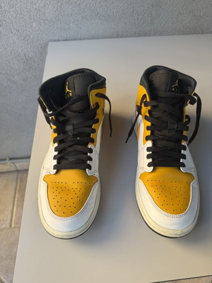Jordan sneakers size 43 yellow like new