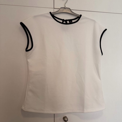 Basic black and white t-shirt new, size medium