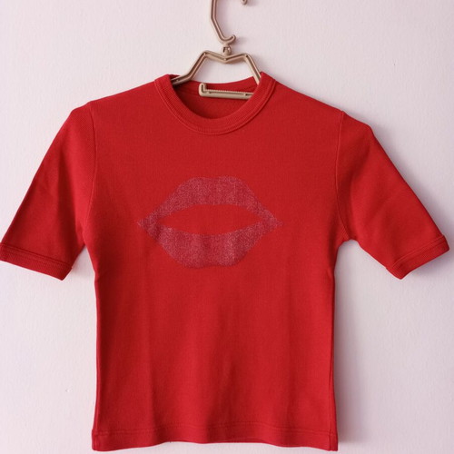 Red ribbed top with glitter lips design like new