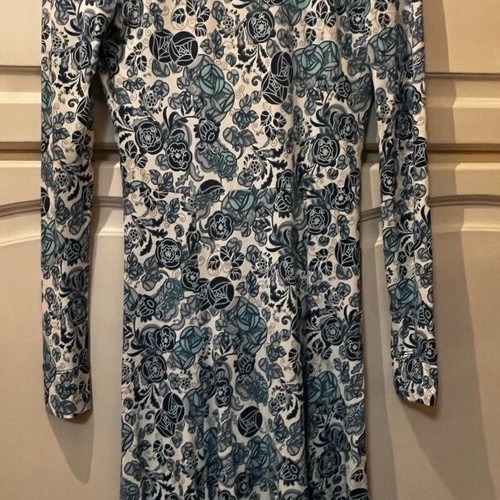 Pinko dress with deep V-neck and integrated belt, like new, size M, blue and white floral