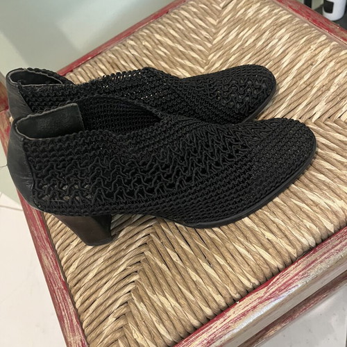 Bootie pumps size 38 black elastic lace like new