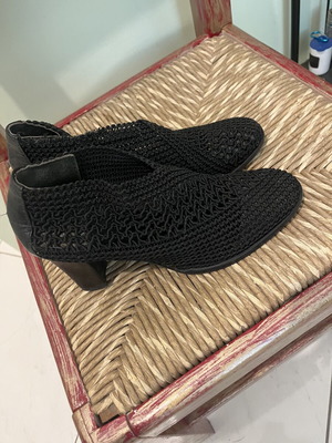 Bootie pumps size 38 black elastic lace like new