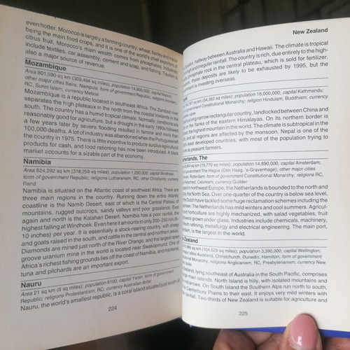 The Bloomsbury Pocket Encyclopedia of the World new, English