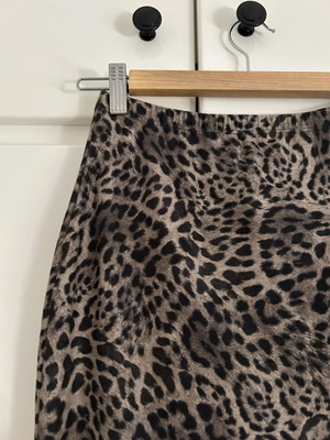 Pink Woman A-line skirt used, leopard print, medium size