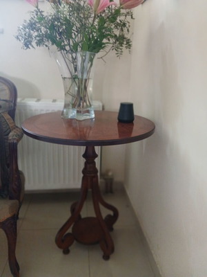 Round coffee table like new