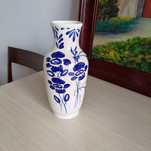 Vintage porcelain vase like new with blue flowers, height 24 cm