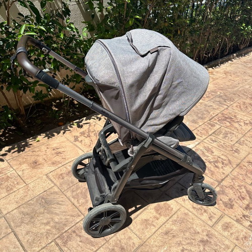 Inglesina Aptica Darwin baby transport system used with isofix base and 2 bags