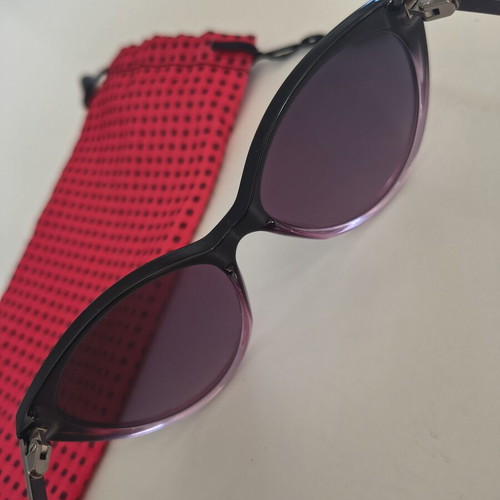 Guess children's sunglasses with pink frame and purple lenses
