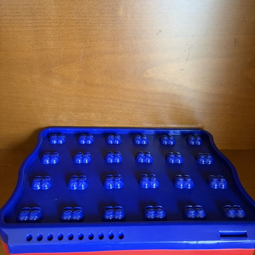 Who Is It? Board Game like new