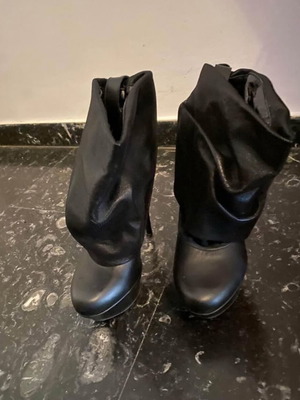 Dukas leather ankle boots like new, size 39, black