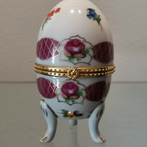 Porcelain egg used with hand-painted decoration Paris Royal