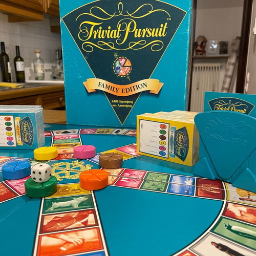 Trivial Pursuit Family Edition 1998 like new, collectible Greek edition