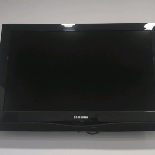 Samsung 32 HD Ready TV used without stand, wall mount included