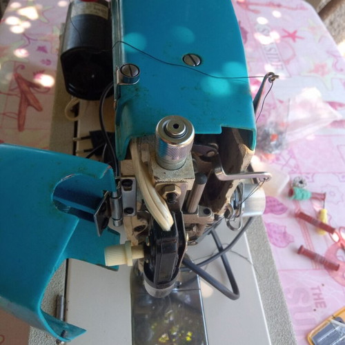 Mercedes electric sewing machine with lighting and case