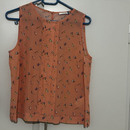 Iblues pink top Small new, colorful
