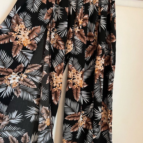 Floral pants like new with side slit and belt, size L