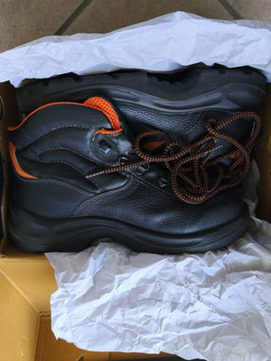 Safety work boots No.40 new with toe protection and anti-slip