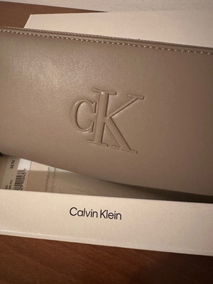 Γυναικείο δερμάτινο πορτοφόλι Calvin Klein καινούργιο μπεζ