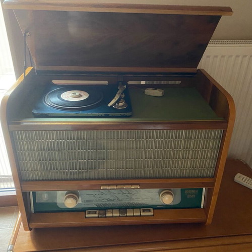 Slavic radio used with 45 rpm turntable